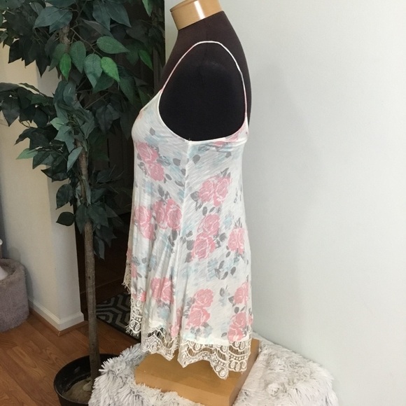 Take Out floral tank with lace hem measures like a S/M refer to desc… - Picture 13 of 16